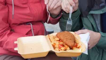 Англид нэг удаагийн хуванцар хоолны хэрэгслийг хориглоно