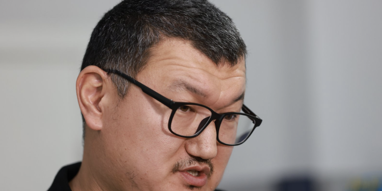 Х.Амантай: Казахууд хүнийг оршуулахдаа авсанд хийдэггүй. Биеийг нь угааж цагаан даавуунд ороогоод шороогоор булдаг заншилтай